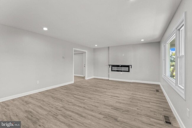 Building Photo - 12 Holbrook Ln