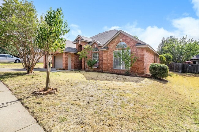 Updated 3-2 near Lake Arlington! - Updated 3-2 near Lake Arlington! House