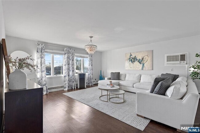 Building Photo - 557 Market St