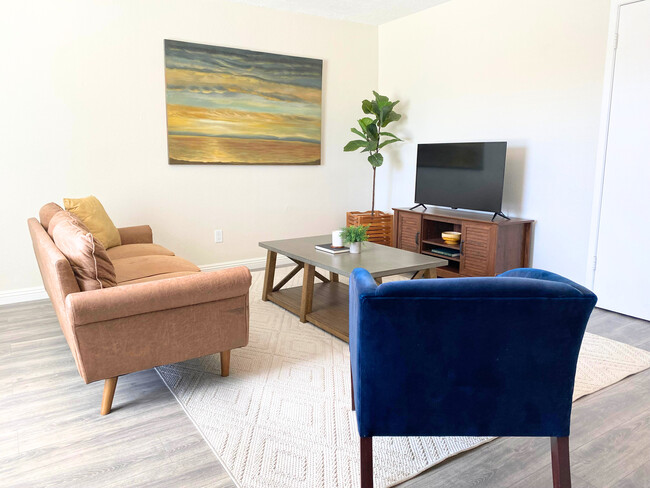 Comfortable living room - 1778 W 28th St Casa