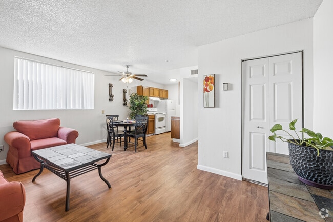 1BR, 1BA - 610SF - Living Room