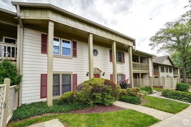 Building Photo - Beautiful 2-Bedroom 2-Bathroom Condo with ... Unit B