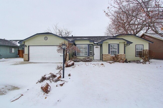 Building Photo - Single- Level Home w/Mature Landscaping