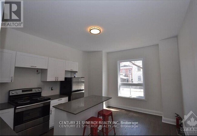 Photo - 571 McLeod St