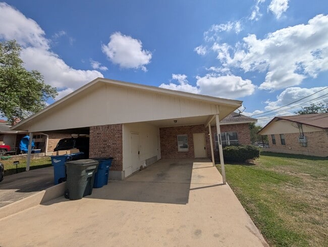 Building Photo - LOCATION!! On Wood Rd -Off Landa  / Fridge / Covered Back Patio / No Carpet / NBISD