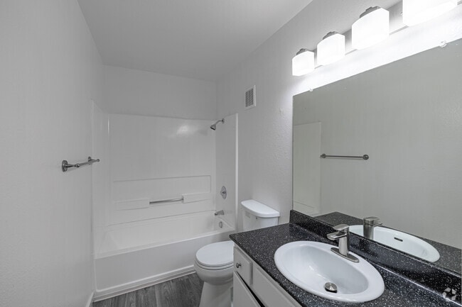 2BR, 2BA - 940SF - Bathroom