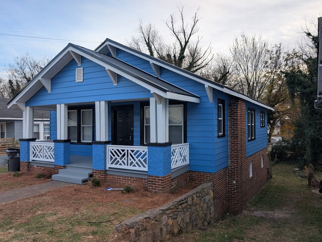 Photo - 1614 E 1st St