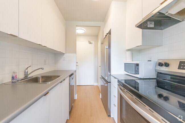 1BR, 1BA - 690SF - Kitchen - Donway