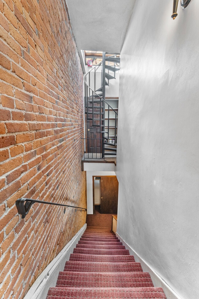 escalera - 660 Tremont St Unidad 4