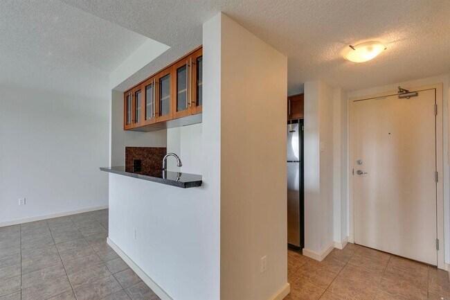 Photo - 429-429 14 St NW