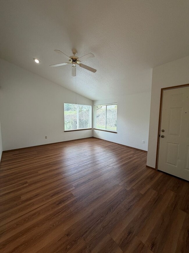 Photo - 1474 Diamond Rd SE