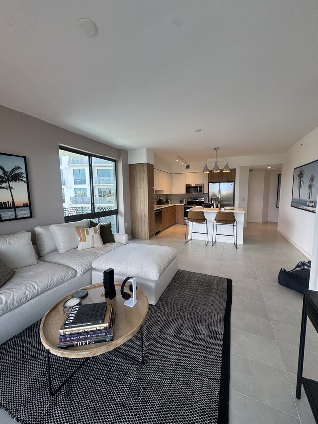 Photo - 999 SW 6th St Unidad 811