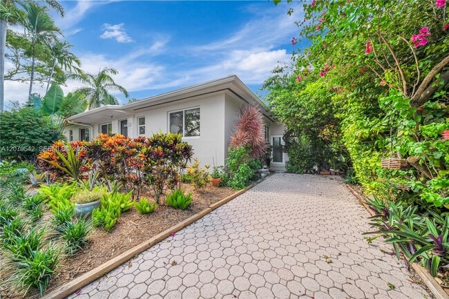 Photo - 3145 Segovia St