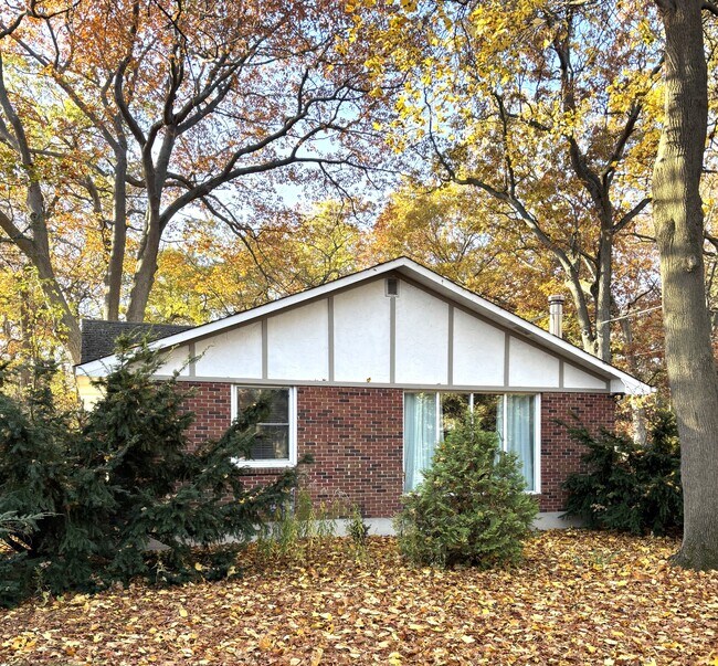 Photo - 1931 Lakeshore Rd