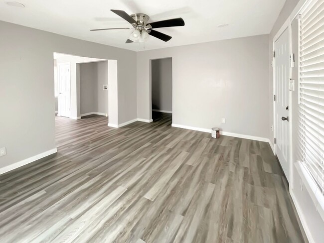 Photo - 319 N Houston St