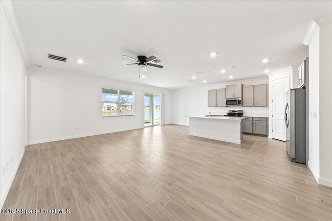 Photo - 2037 Island Ave NW