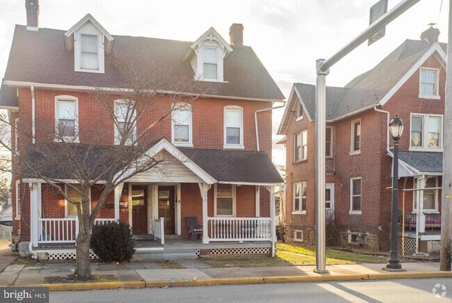 Building Photo - 172 E Main St Rental