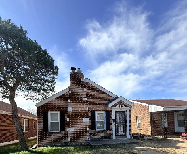 Building Photo - "Charming 3-Bed, 1 bath Retreat with Beautiful Floors on Laura Avenue!"