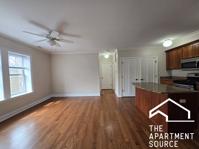 Building Photo - 2704 W Ainslie St Unit 2 Rental