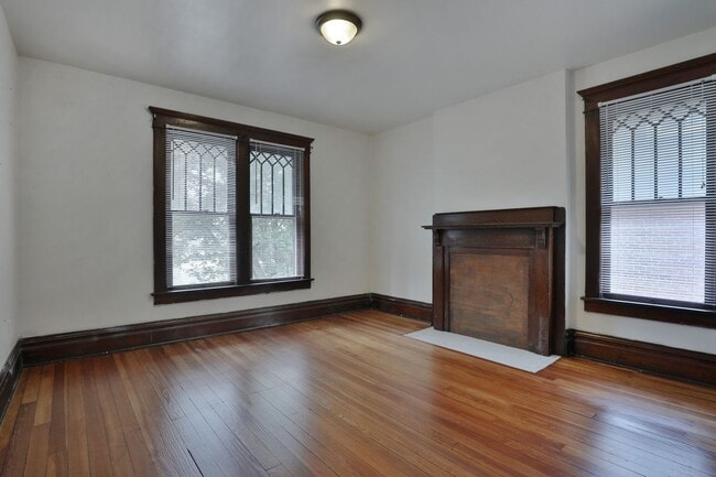 Photo - Great CENTRAL Location 5 Bedroom House - V...