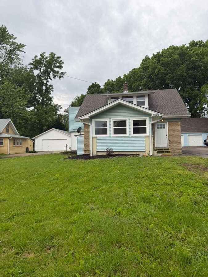 Spacious 4 Bedroom in Independence with Updated Kitchen and Built In Charm - Spacious 4 Bedroom in Independence with Updated Kitchen and Built In Charm