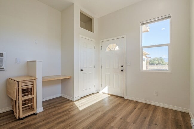 Photo - 303 Mountain View St