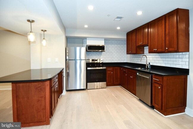 Photo - 901 Lawrence St NE