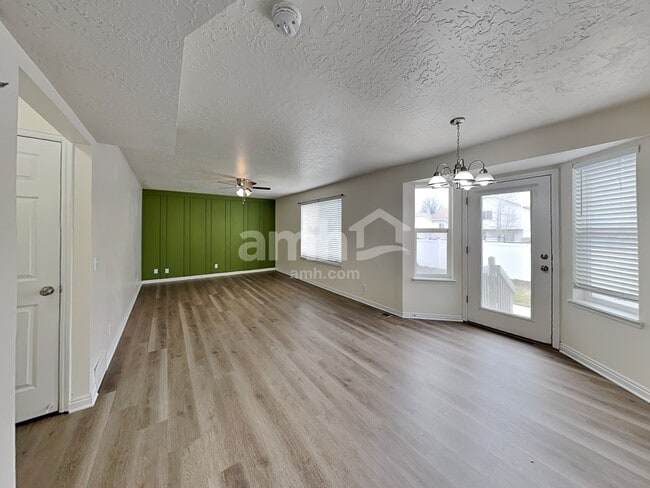 Photo - 817 Country Club Dr