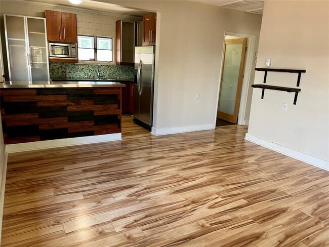 Photo - 412 W Croslin St