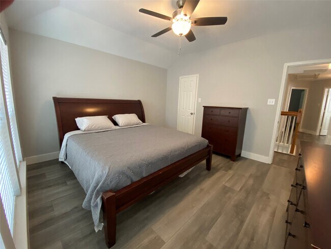 7 W Cottage Green