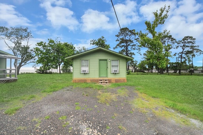 Building Photo - 17111 River Rd Unit B