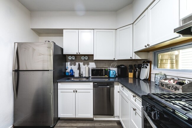 Photo - 4913 Yew St Unit 1