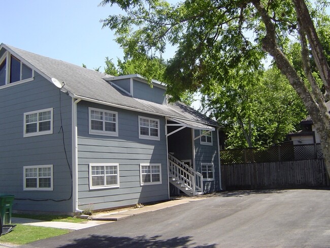 Building Photo - 219 Stratford St Unit D