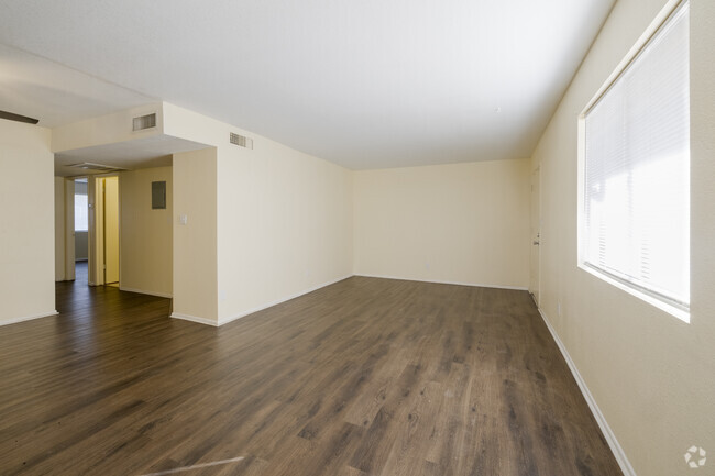 Interior Photo - 2516 W Augusta Ave Rental