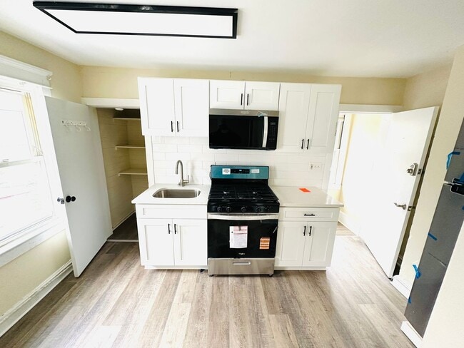 Building Photo - 234 Franklin St Unit 2nd Floor