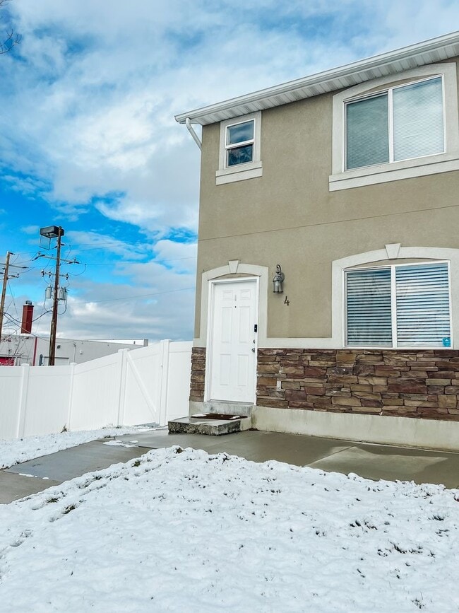 Building Photo - Stylish townhome ready for comfortable living