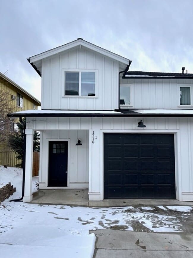 Building Photo - 1718 NE Lotus Dr Unit #1
