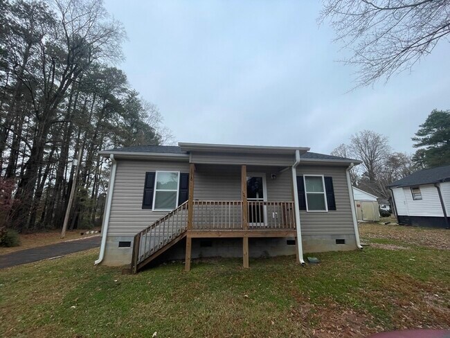 Building Photo - 2 Bedroom 1 Bath House Available