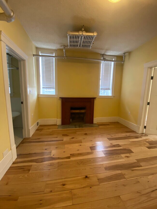 Photo - 1 Bed 1 Bath Basement Suite near 17th Ave & Victoria Park Station Unit 01