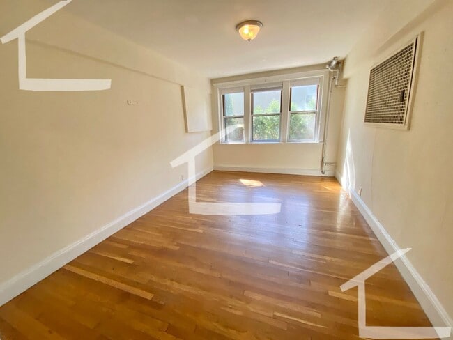 Building Photo - Large 2 Bed Available NOW!!!