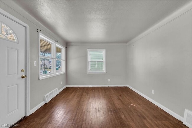 Photo - 15902 Maplewood Ave