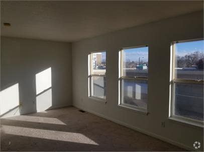Building Photo - 826 S Locust St Rental