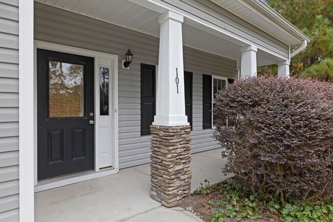 Photo - Beautiful 3-bedroom, 2.5-bathroom home available for lease in Hampstead