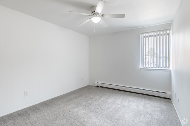 1BR, 1BA - 744SF - Traditional with in unit laundry - The Red Lion