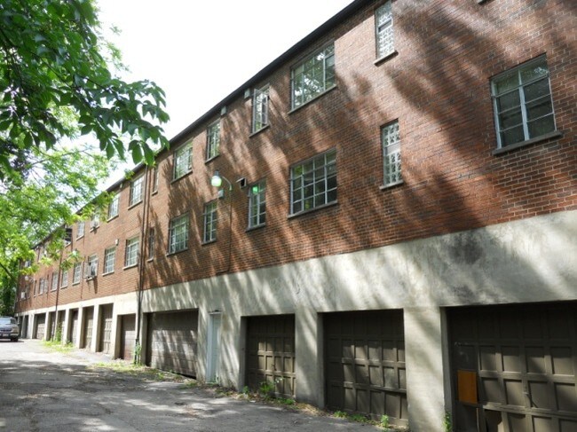 1607 Asmann, Garages - Asmann Apartments
