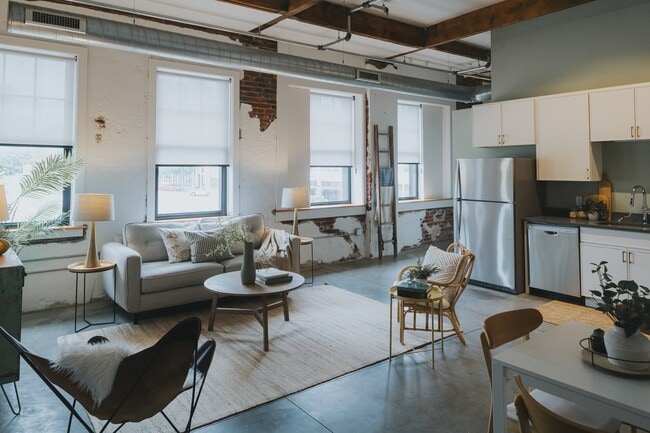 Building Photo - The Tudor