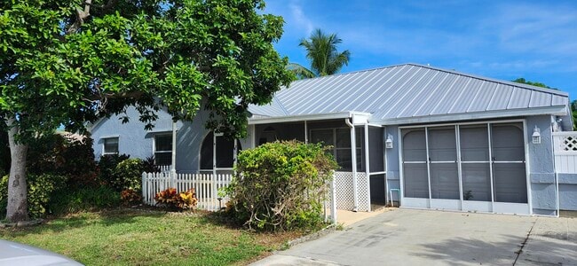 Building Photo - 301 SW Whitmore Dr Rental