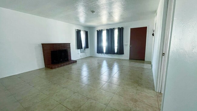 Photo - 961 N Fruit Ave