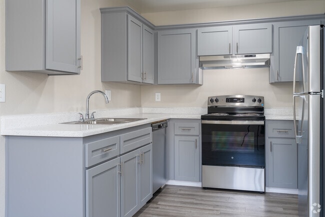 2BR, 1BA - 848SF - Kitchen - Autumn Run Apartments