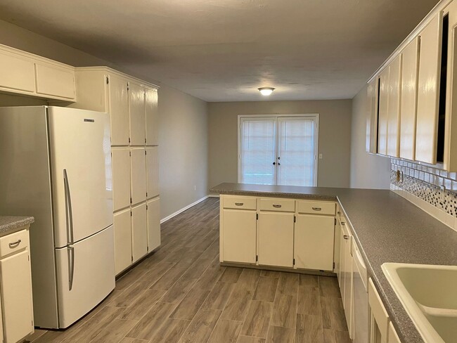 Photo - Oversized Three Bedroom Near Lake Hefner!!